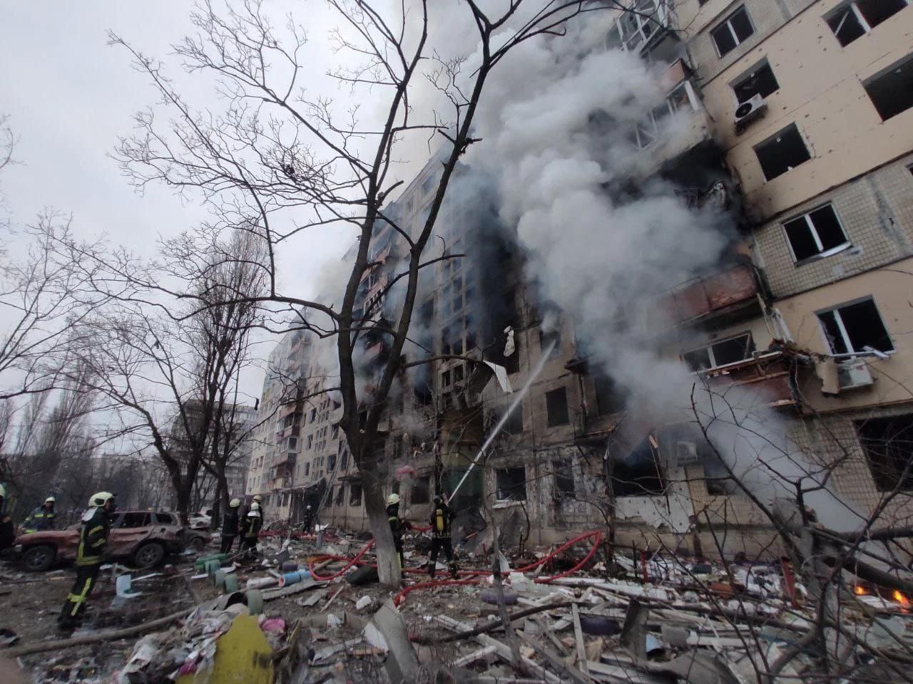 Rusya Kiev''de sivilleri vurdu! Apartmandan geriye bunlar kaldı! Ölü ve yaralılar var - Resim: 4