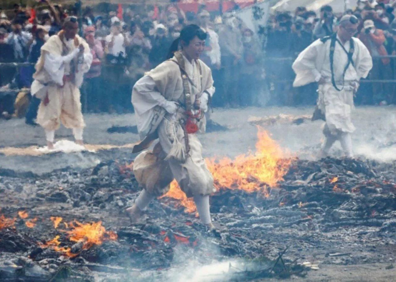 Bu da ateşin üzerinde yürüme festivali! İşte o festivalden görüntüler... - Resim: 3