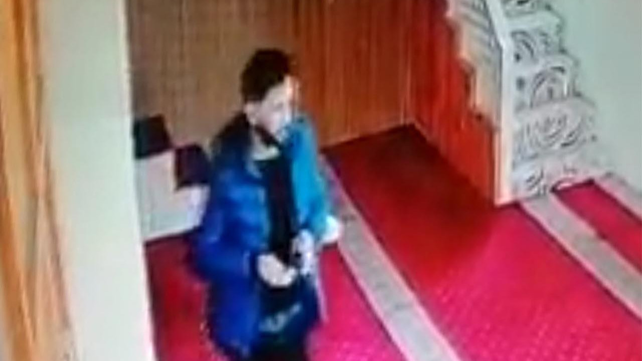 Camide ısıtıcıyı kullanan gencin bıraktığı not imamı duygulandırdı