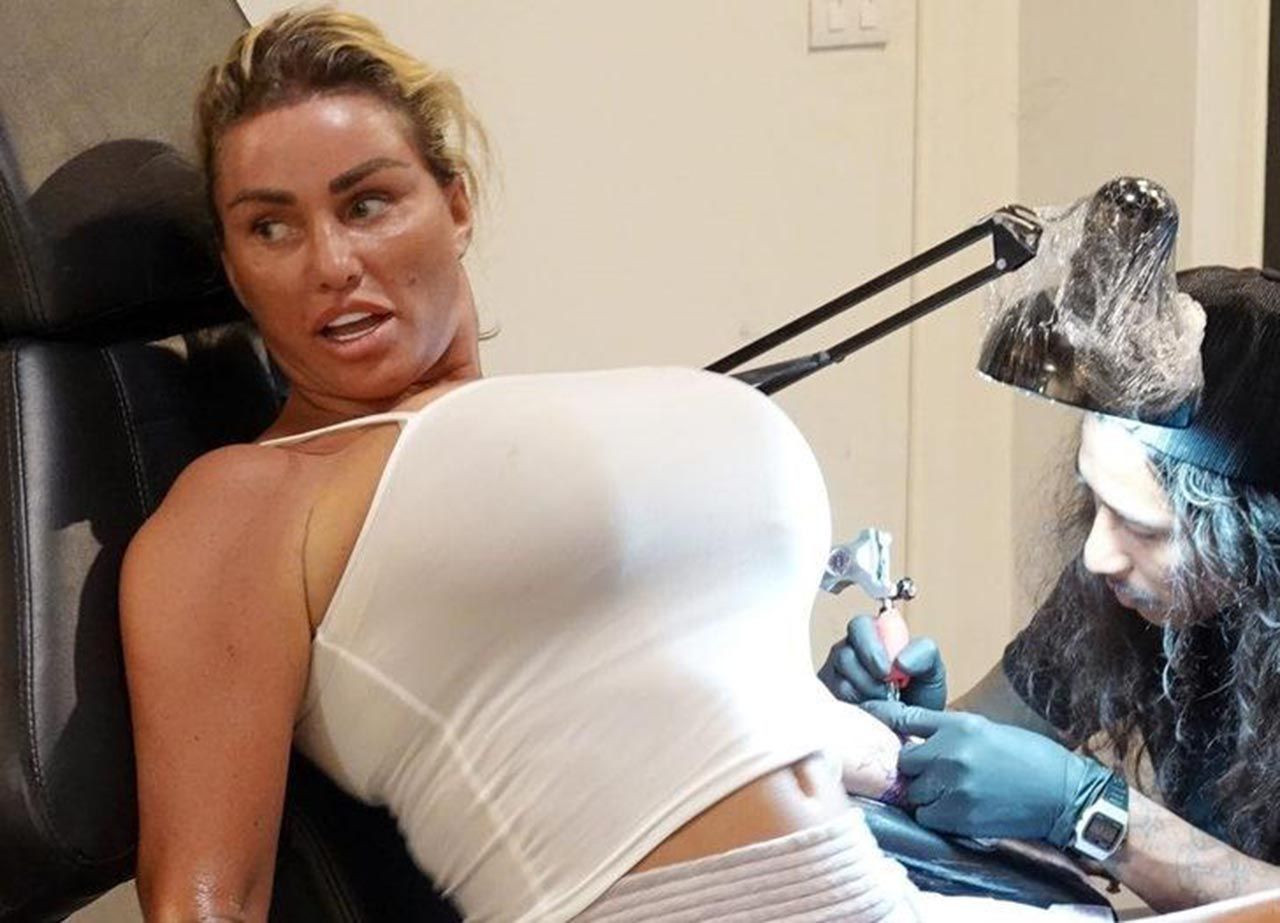 Katie Price, Göğüs implantlarını satışa çıkaracağını duyurmuştu: Dövmeci koltuğuna oturdu - Resim: 1