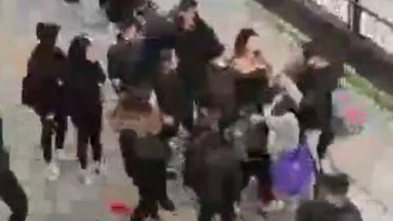 İstanbul'da liseli kız öğrencilerin kavgası kamerada