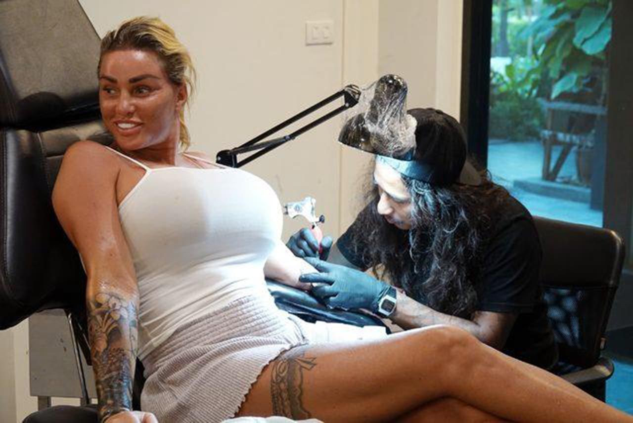 Katie Price, Göğüs implantlarını satışa çıkaracağını duyurmuştu: Dövmeci koltuğuna oturdu - Resim: 3