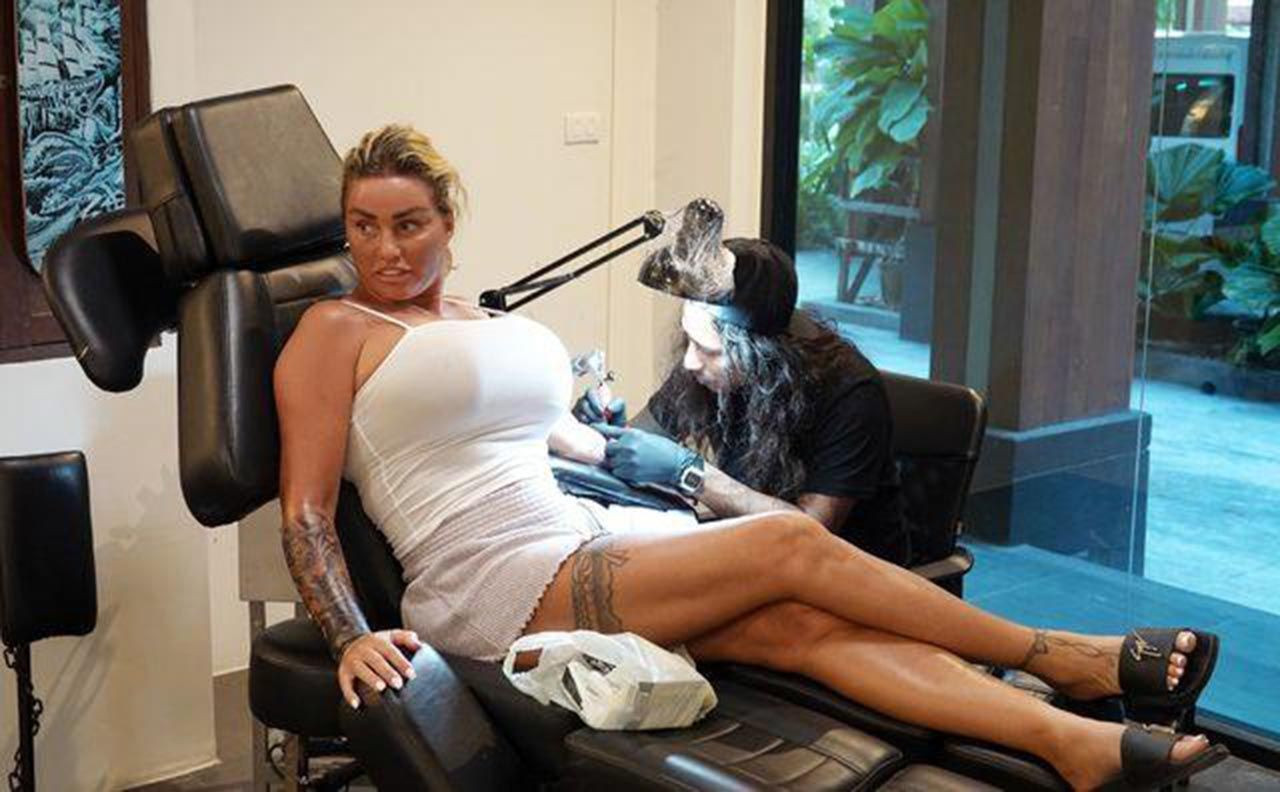Katie Price, Göğüs implantlarını satışa çıkaracağını duyurmuştu: Dövmeci koltuğuna oturdu - Resim: 4