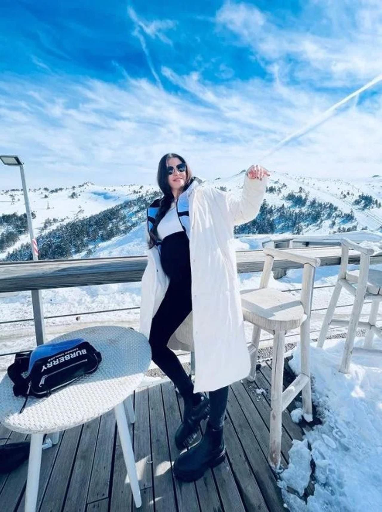Başak Dizer'den hamilelik pozu! Kıvanç Tatlıtuğ - Başak Dizer çiftinin bebeğinin ismi belli mi?