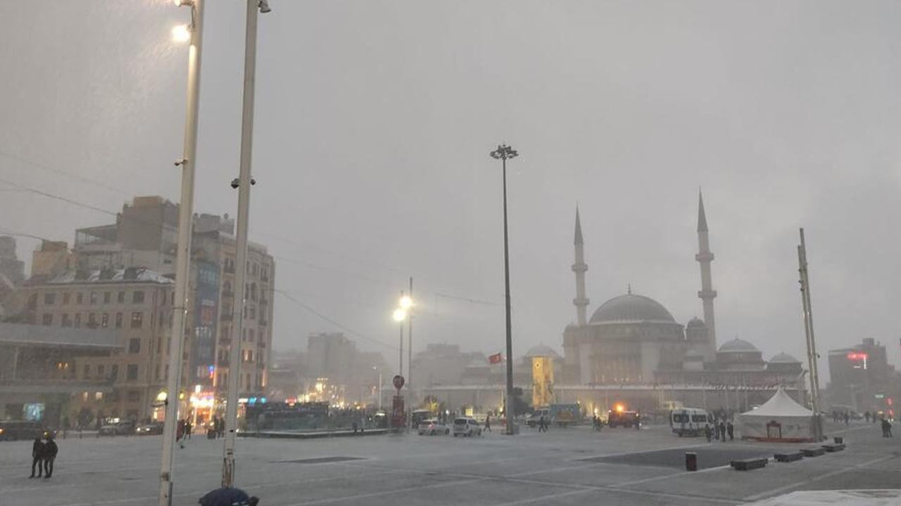 Beklenen oldu! İstanbul'da kar yağışı başladı: İşte ilk görüntüler...