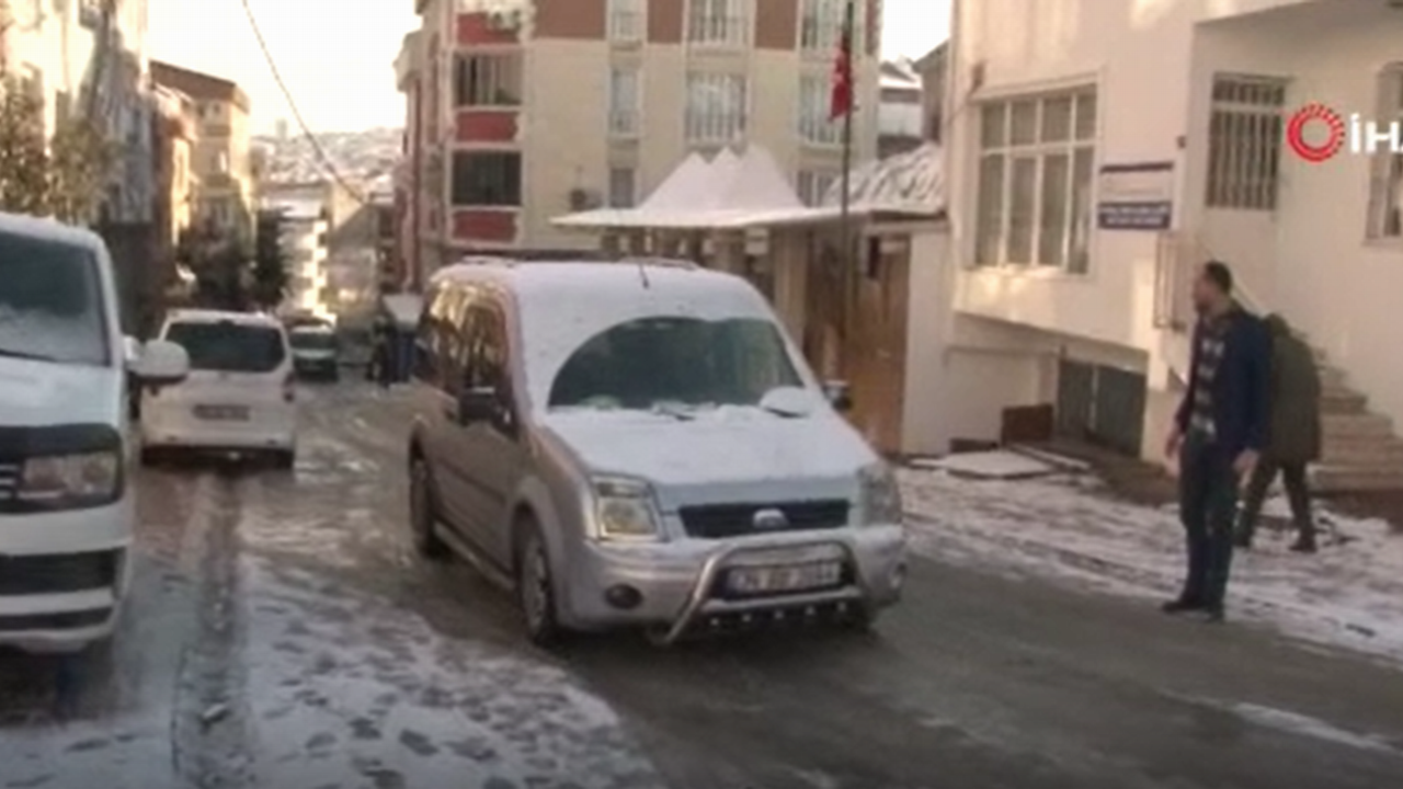 İstanbul'da sürücülerin karla mücadelesi kamerada