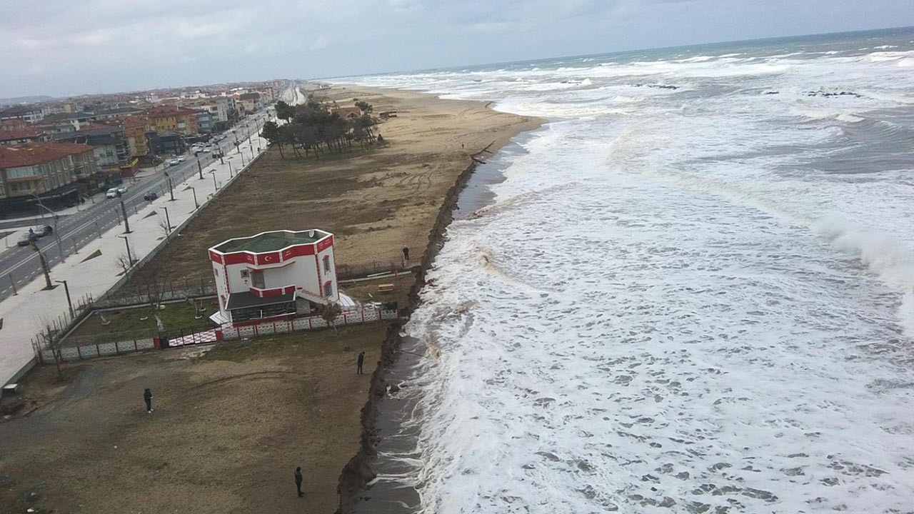 Görüntüler Türkiye'den... Dev dalgalar Karadeniz'in Bodrum'unu böyle yuttu