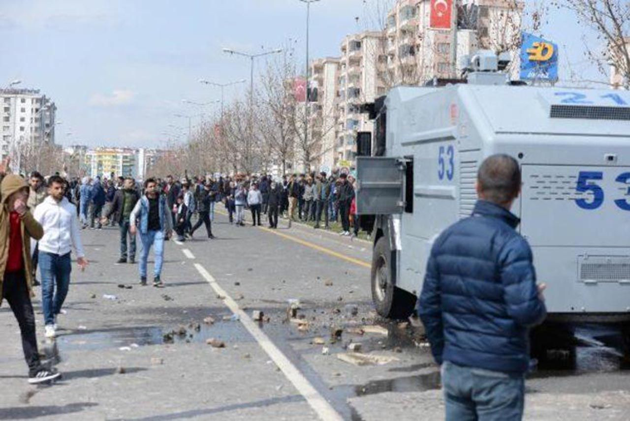Diyarbakır'da HDP'nin 'Nevruz' etkinliğinde ortalık karıştı: PKK lehine sloganlar atılınca... - Resim: 3