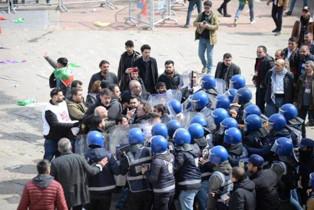 Diyarbakır'da HDP'nin 'Nevruz' etkinliğinde ortalık karıştı: PKK lehine sloganlar atılınca... - Resim: 4