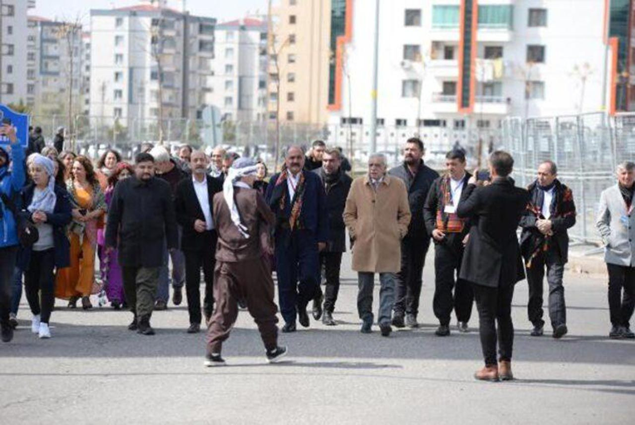 Diyarbakır'da HDP'nin 'Nevruz' etkinliğinde ortalık karıştı: PKK lehine sloganlar atılınca... - Resim: 5