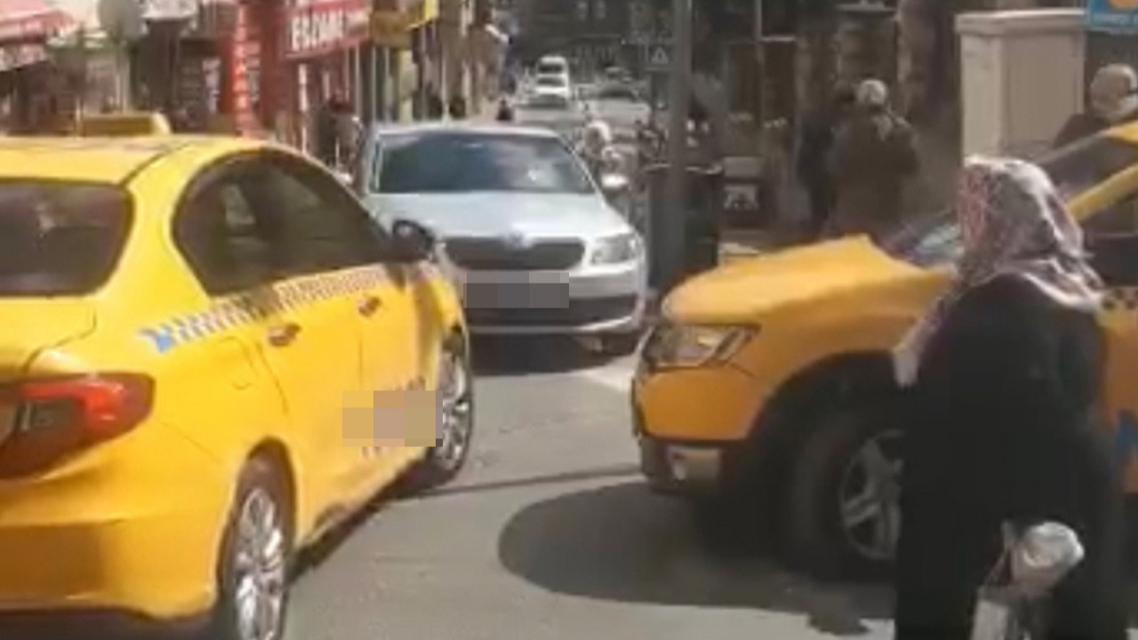 İstanbul'da yaşlı kadın taksiye binebilmek için yalvardı