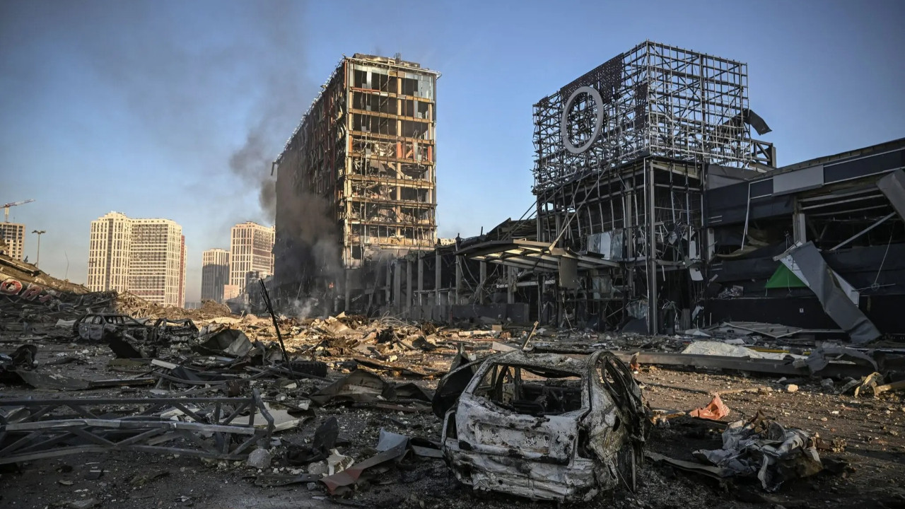 Rusya, Ukrayna'da otel bombaladı: Ölü ve yaralılar var