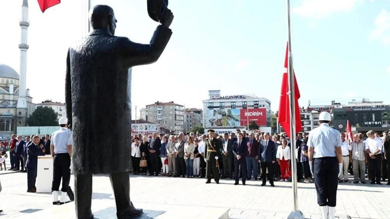 İstanbul'da bir garip Atatürk heykeli!