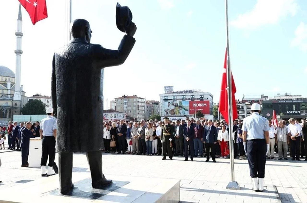 İstanbul'da Atatürk'e benzemeyen Atatürk heykeli ortalığı karıştırdı - Resim: 10