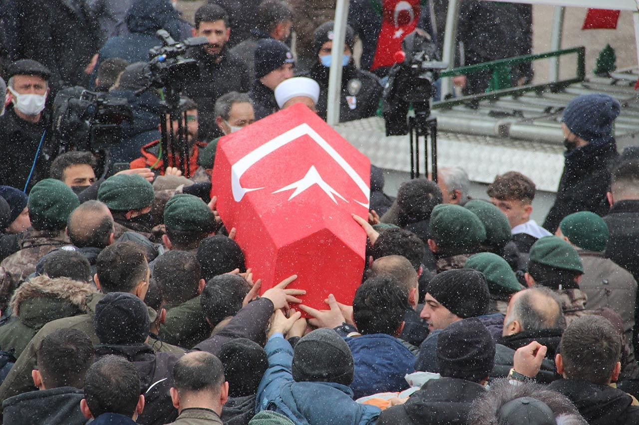 Şehit cenazesinde sözün bittiği yer: ''Babamın tabutu açılmıyor'' - Resim: 1