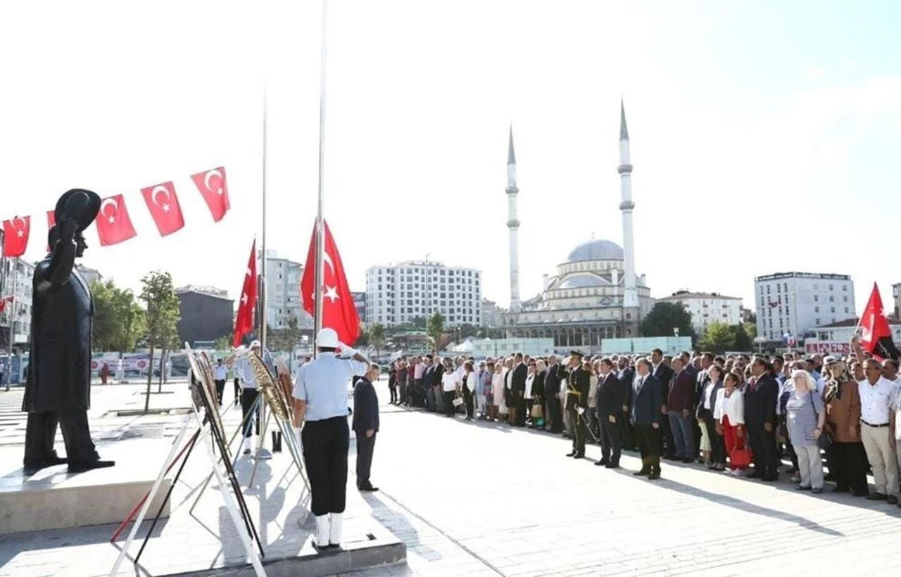 İstanbul'da Atatürk'e benzemeyen Atatürk heykeli ortalığı karıştırdı - Resim: 9