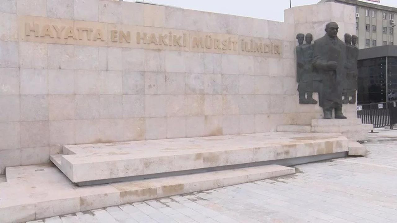 İstanbul'da Atatürk'e benzemeyen Atatürk heykeli ortalığı karıştırdı - Resim: 2