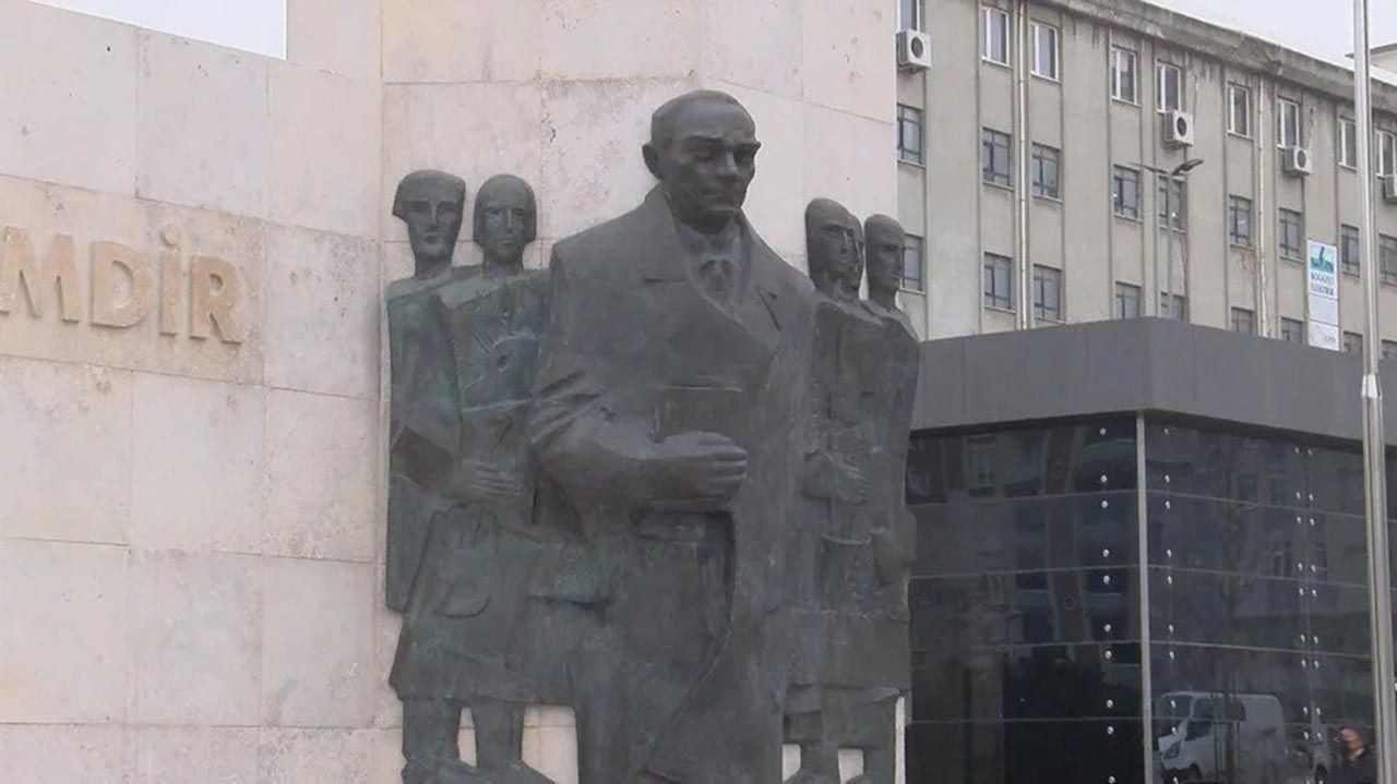 İstanbul'da Atatürk'e benzemeyen Atatürk heykeli ortalığı karıştırdı - Resim: 1