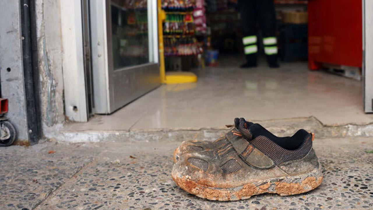Market kirlenmesin diye çamurlu ayakkabılarını çıkarıp alışveriş yaptı