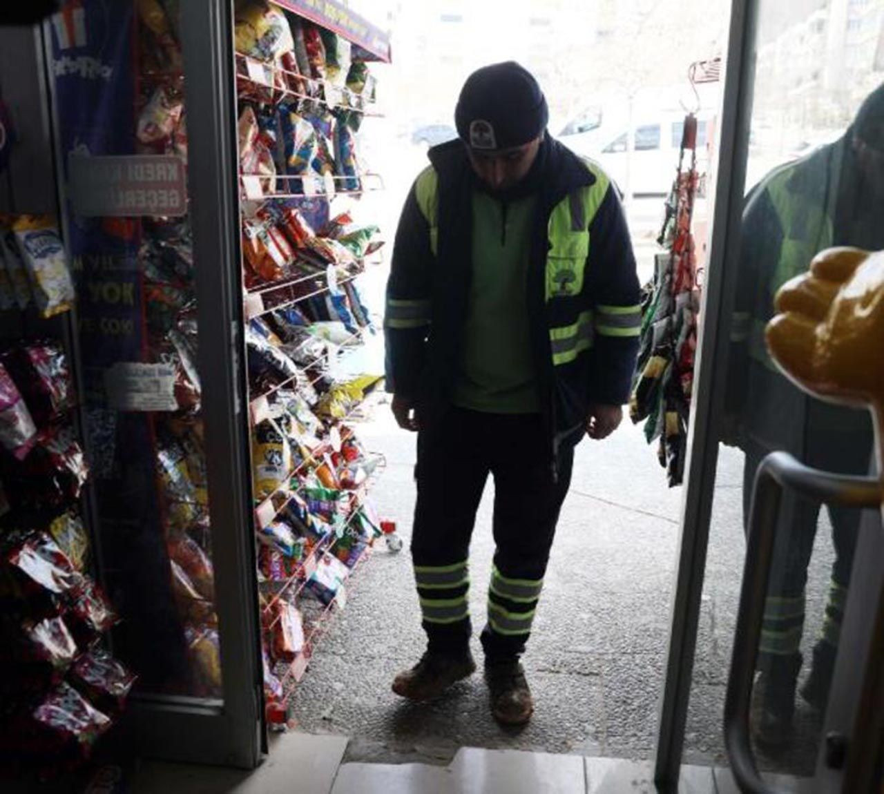 Market kirlenmesin diye çamurlu ayakkabılarını çıkarıp alışveriş yaptı - Resim: 1