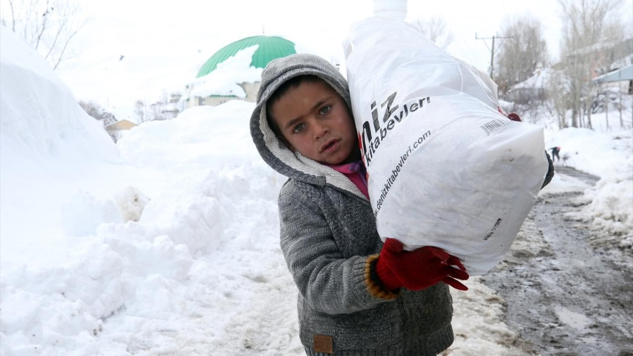 Baharı bekleyen köylüler zorlu kış şartlarında yaşamaya çalışıyor
