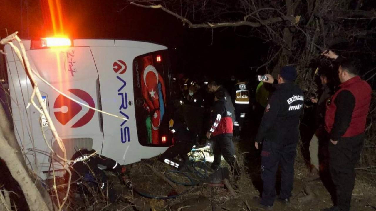 Yolcu otobüsü şarampole devrildi: 2 ölü, 31 yaralı