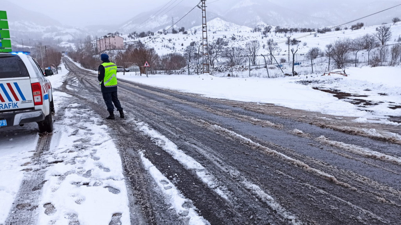 Kar yolları kapattı; okullar 1 gün tatil edildi