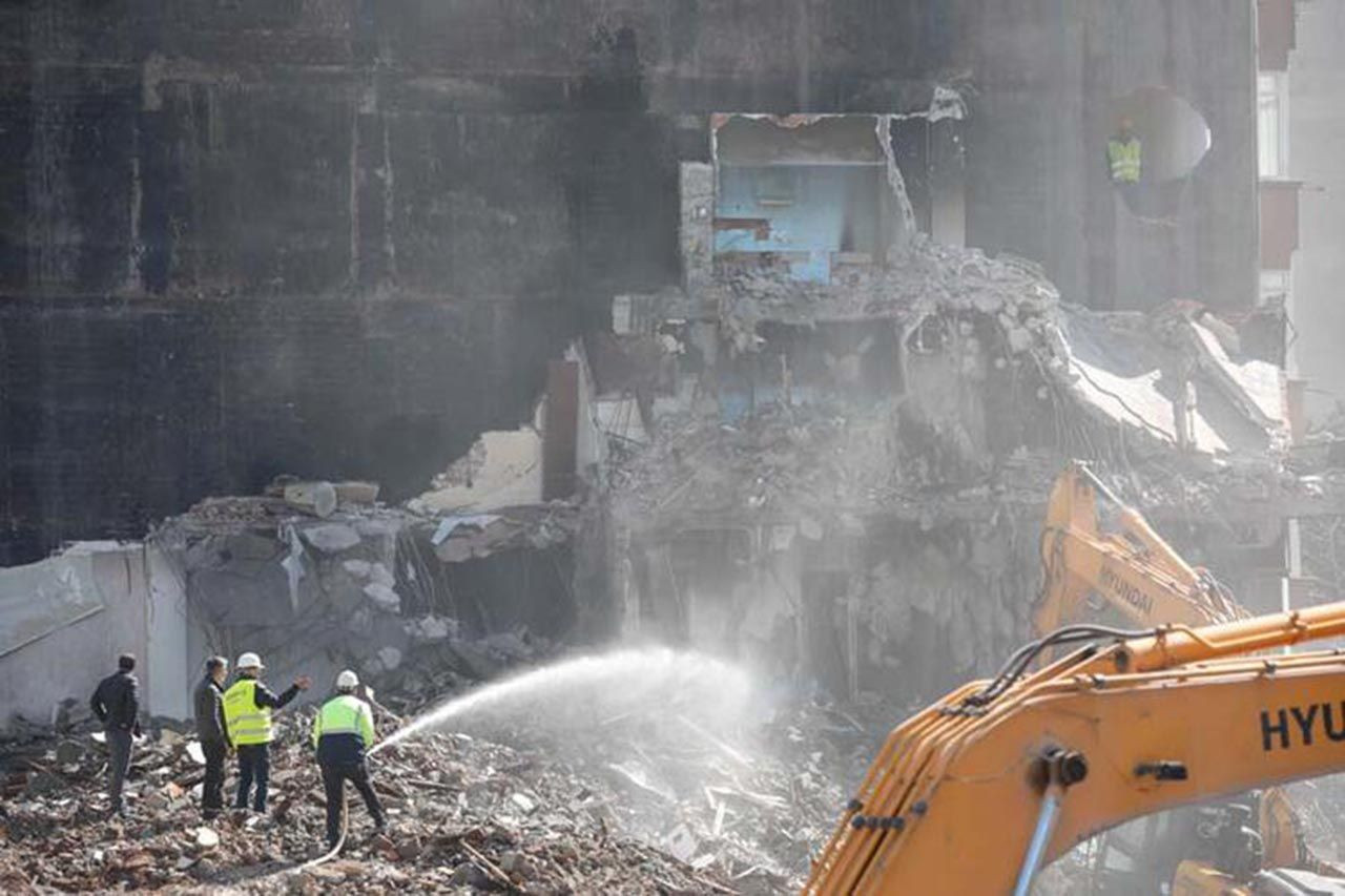 İstanbul'da riskli bina yıkımında komşu binanın yatak odasına girdiler - Resim: 4