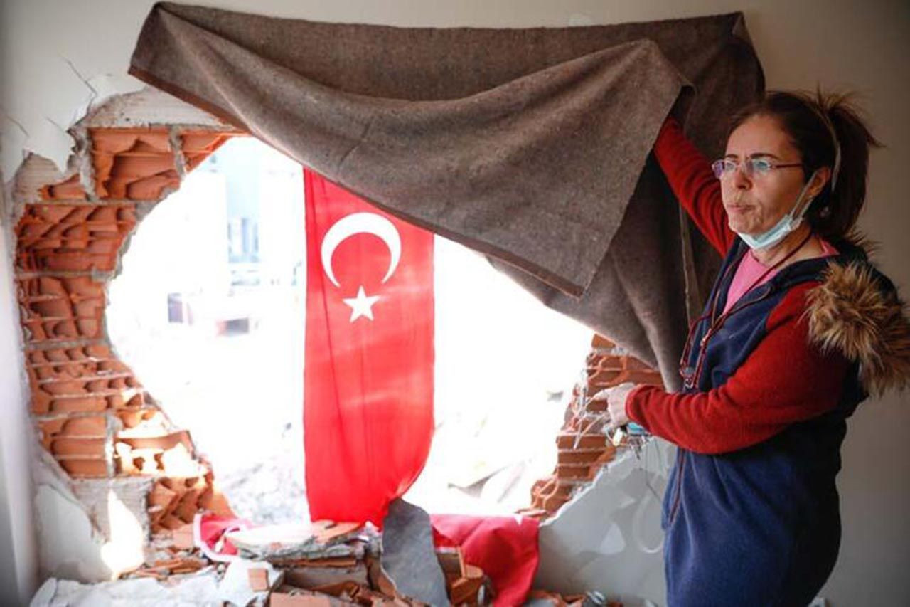 İstanbul'da riskli bina yıkımında komşu binanın yatak odasına girdiler - Resim: 3