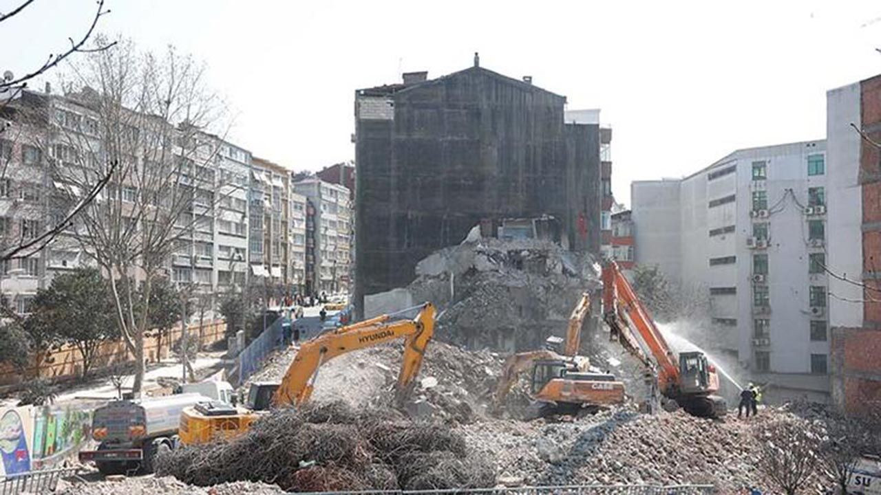 İstanbul'da riskli bina yıkımında komşu binanın yatak odasına girdiler - Resim: 1