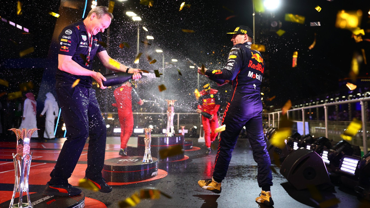 Formula 1'de müthiş gece! Liderlik yarışı nefes kesti