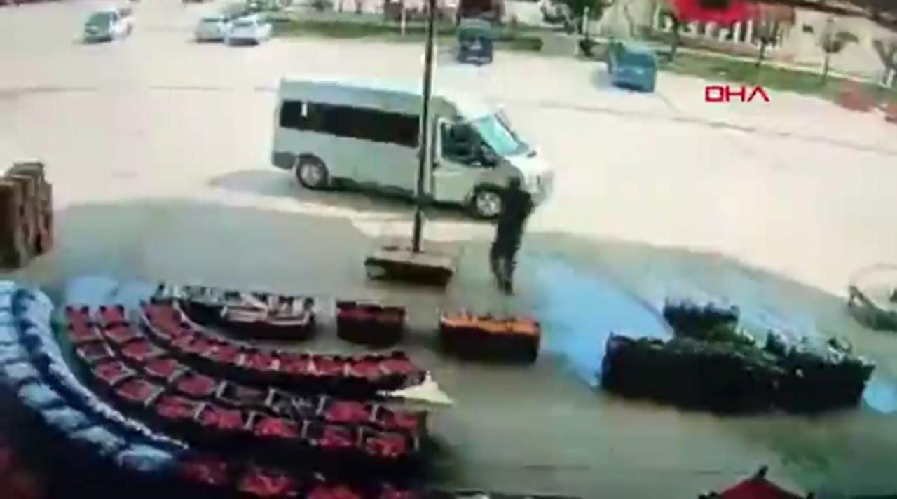Uçmasın diye tutmaya çalıştığı şemsiyeyle birlikte havalandı - Resim: 1