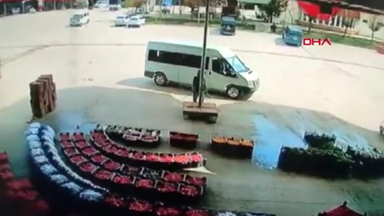 Uçmasın diye tutmaya çalıştığı şemsiyeyle birlikte havalandı - Resim: 2