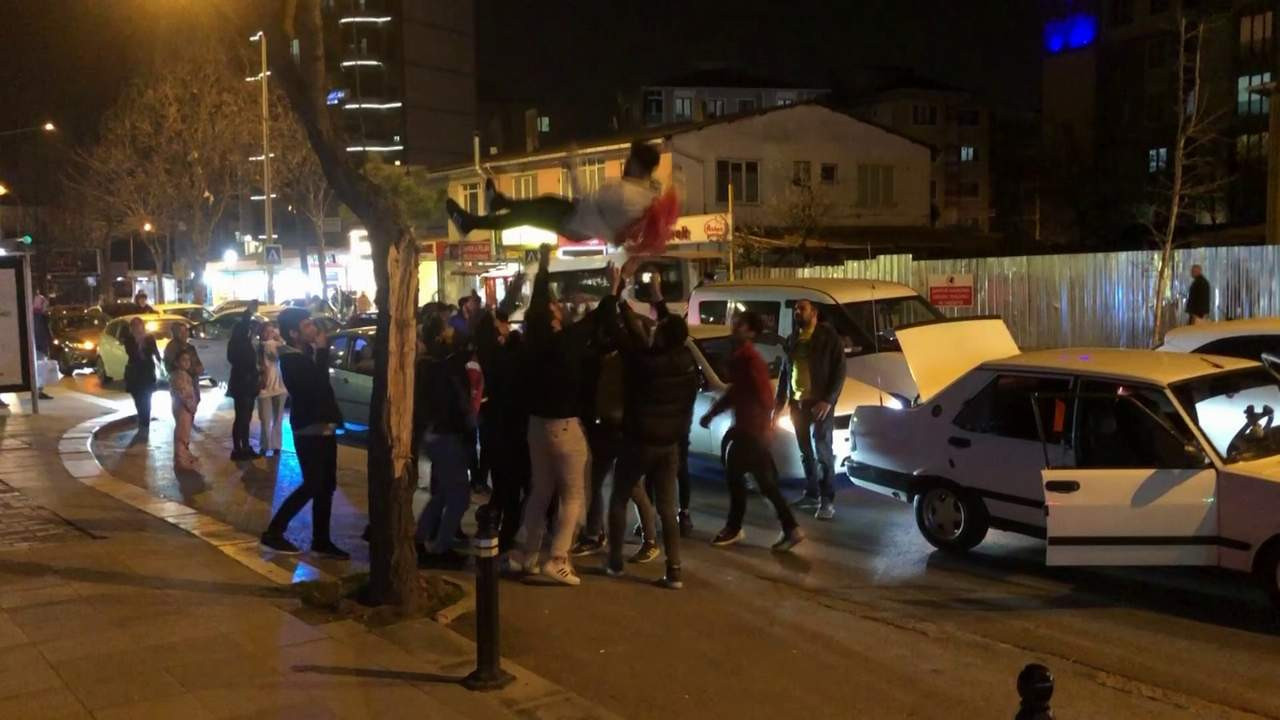 İstanbul'da asker uğurlamak isterken trafiği birbirine kattılar