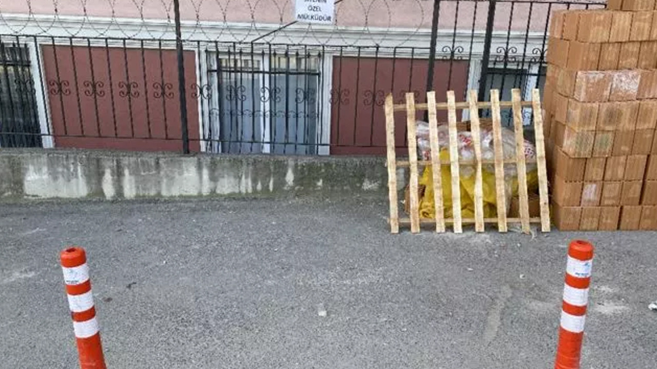 Şaşkına çeviren görüntü: Kaldırımı tel örgü ile kapattılar