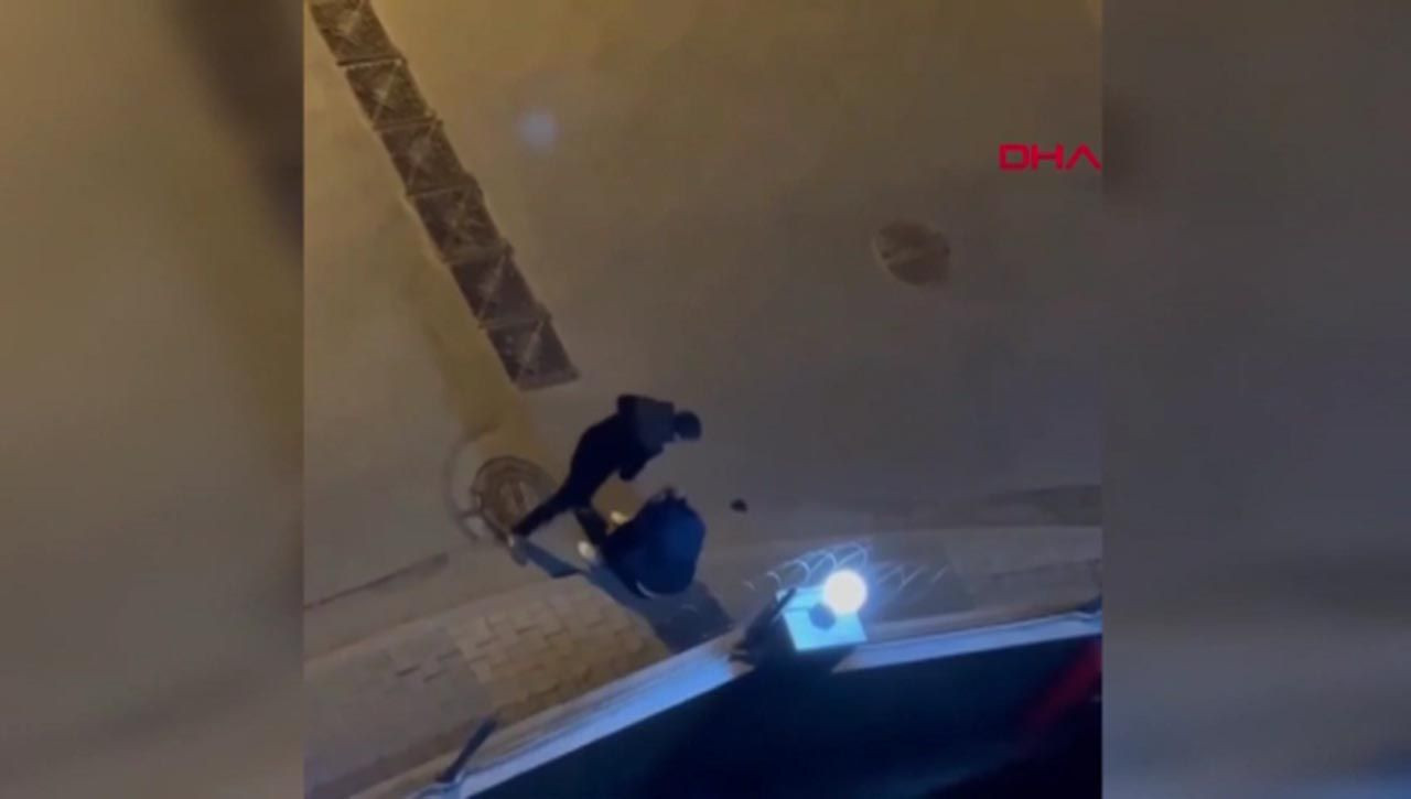 İstanbul'da dehşet! Kadının çığlıkları sokağı inletti! Kadın dövdü, çevredekileri tehdit etti - Resim: 2
