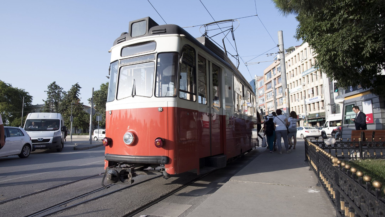 İstanbul'da özel halk otobüsü nostaljik tramvaya çarptı