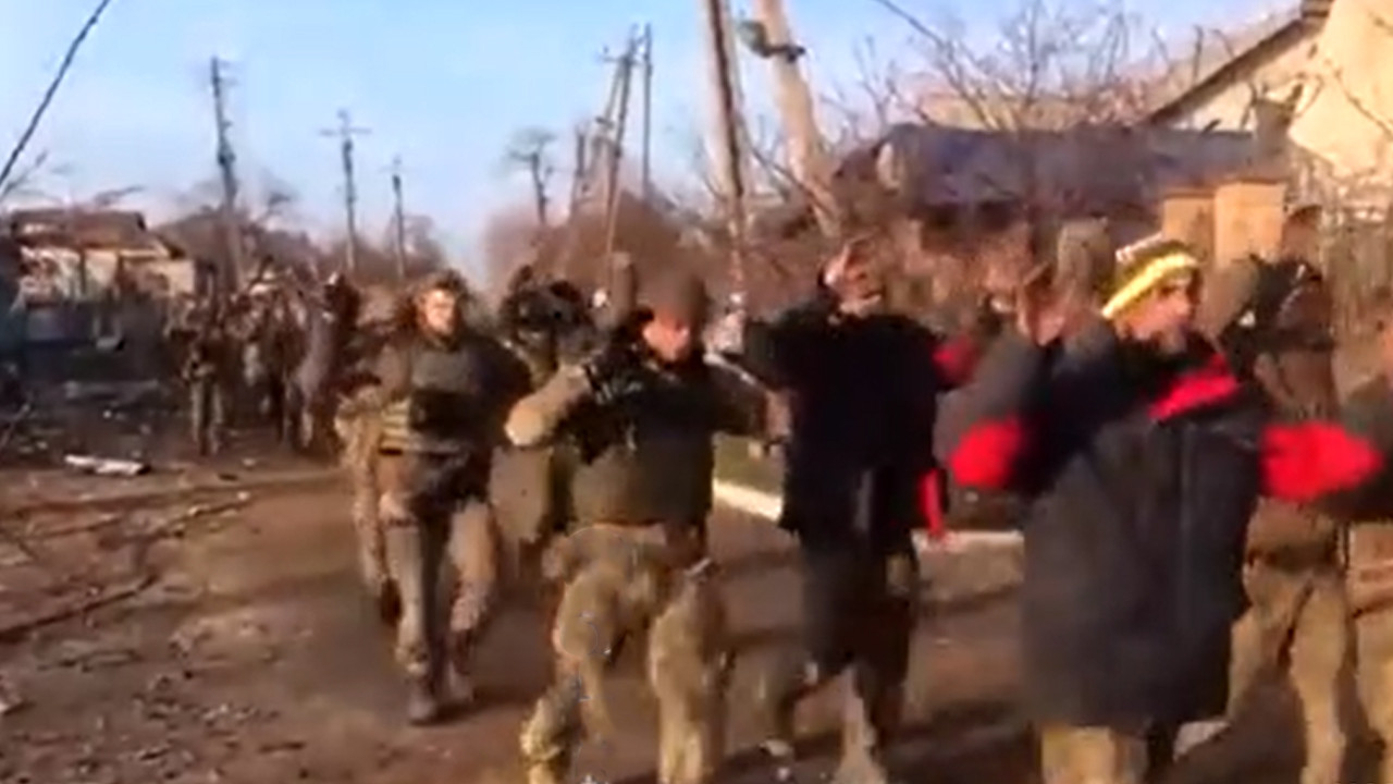 Ukrayna'da bir ilk! Yüzlerce asker Ruslara teslim oldu