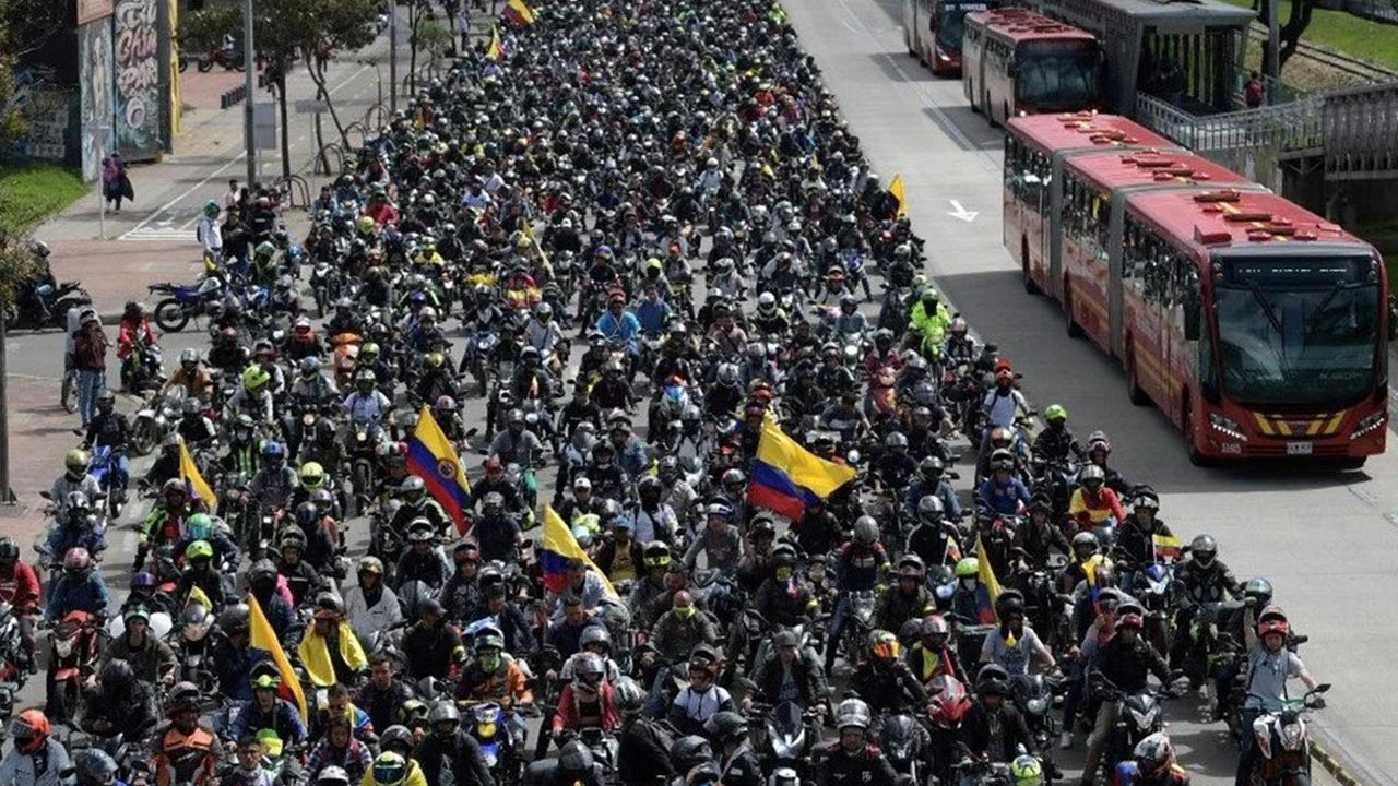 Yok böyle protesto! Binlerce motosikletli yolu trafiğe kapattı