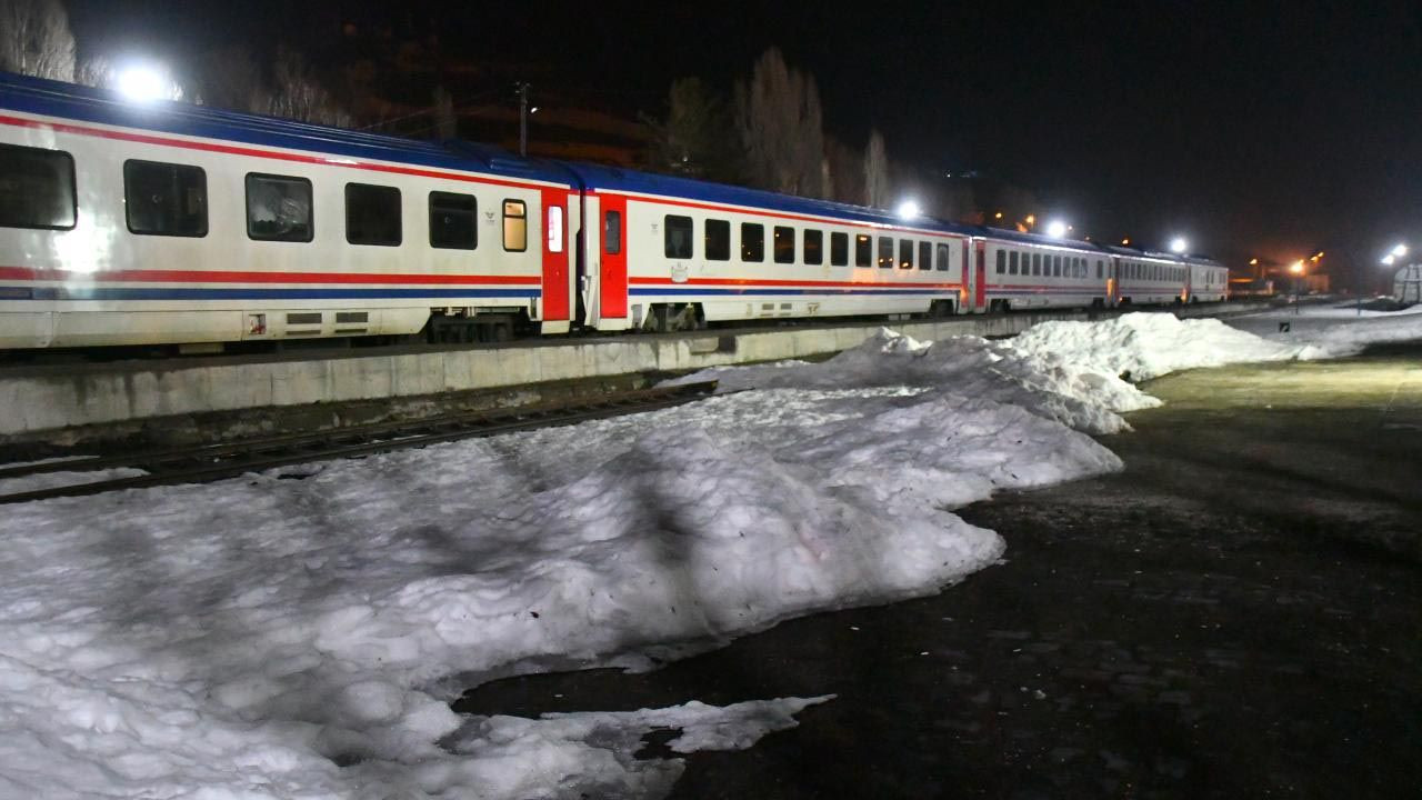 Demiryolu sular altında; Doğu Ekspresi yolda kaldı - Resim: 2
