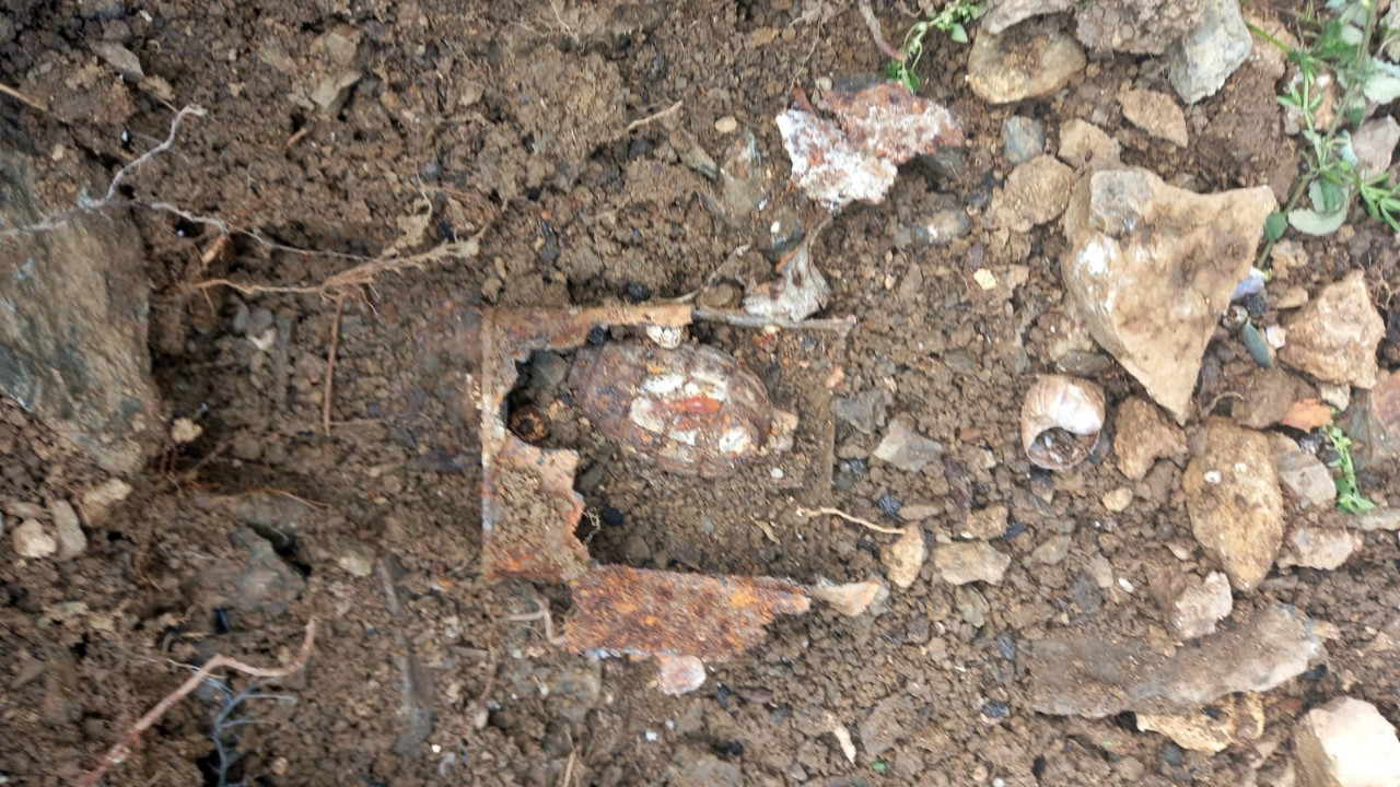 Toprağa gömülü el bombası bulundu