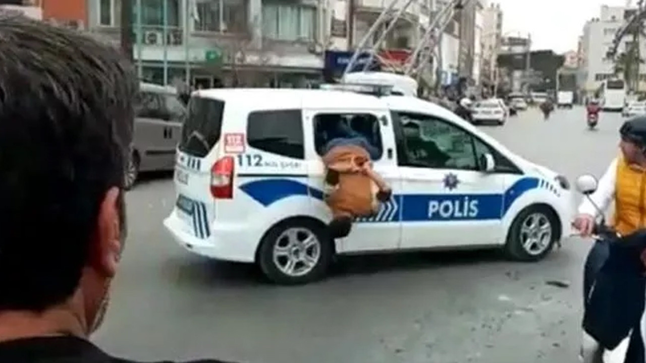 Mersin'de inanılması güç anlar: Polis arabasının camından böyle kaçmaya çalıştı!