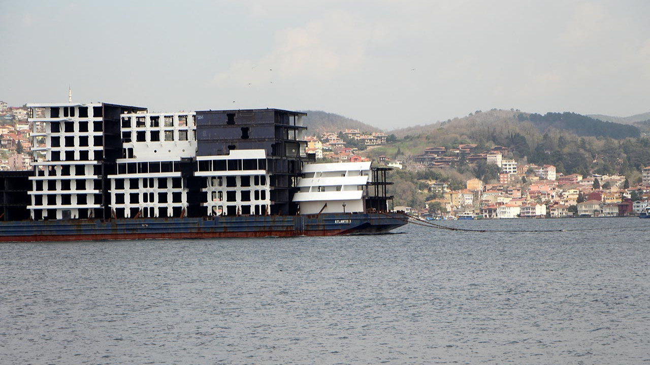 İstanbul Boğazı'ndan 8 katlı ''apartman'' geçti! Gören bir daha baktı