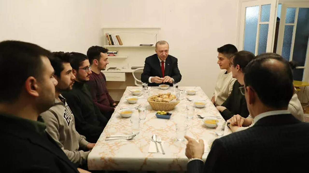 Erdoğan iftarını öğrenci evinde yaptı