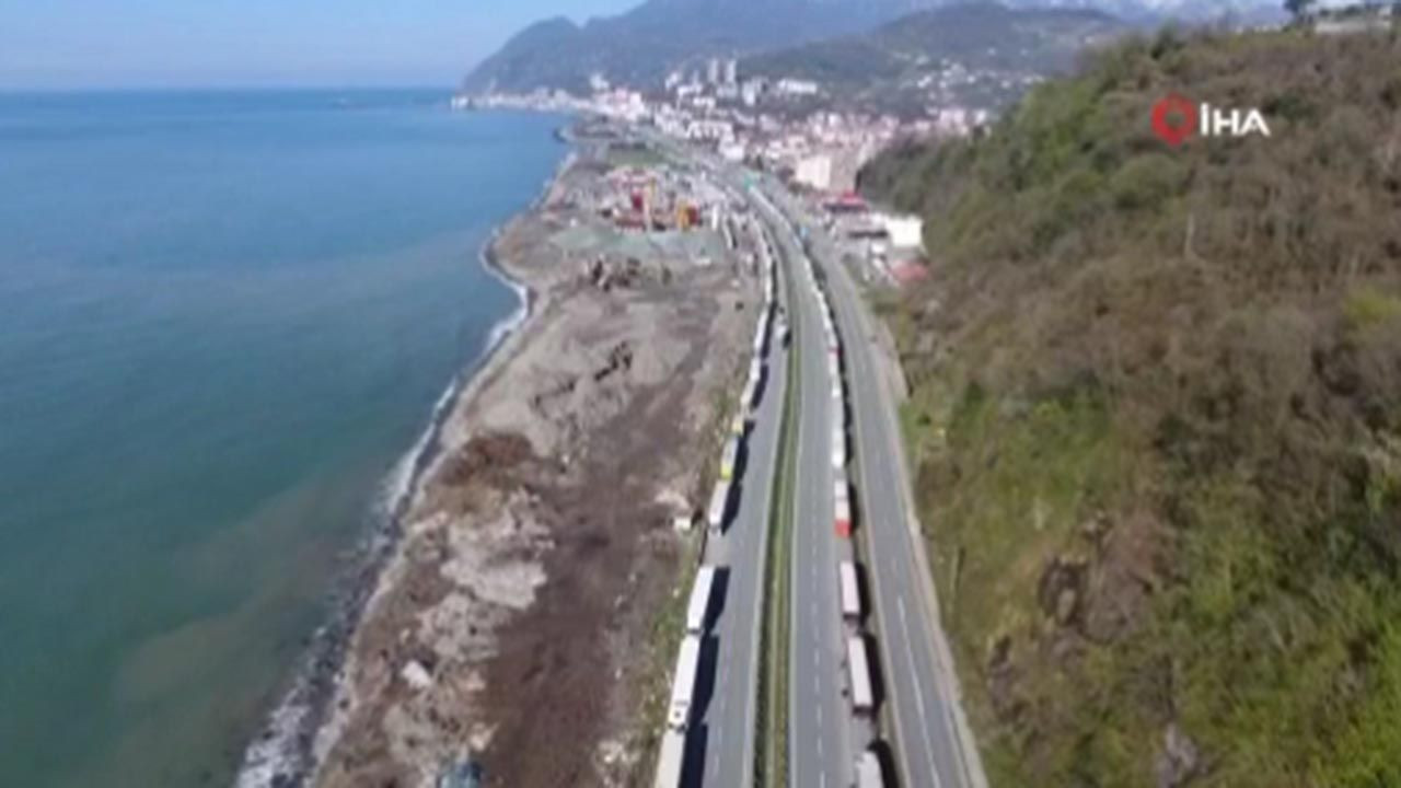 Karadeniz sahil yolu kilitlendi! Bu kuyruğun ucu bucağı gözükmüyor... - Resim: 4
