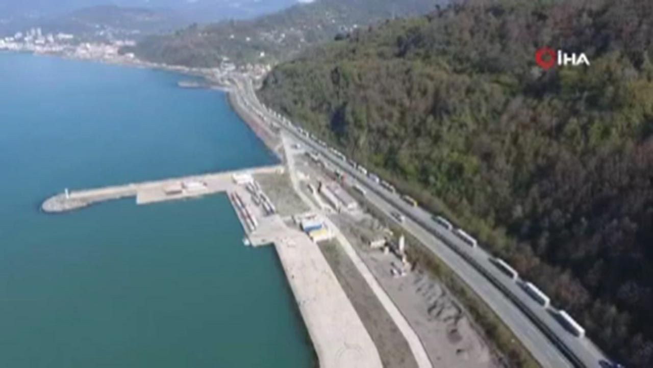 Karadeniz sahil yolu kilitlendi! Bu kuyruğun ucu bucağı gözükmüyor... - Resim: 2