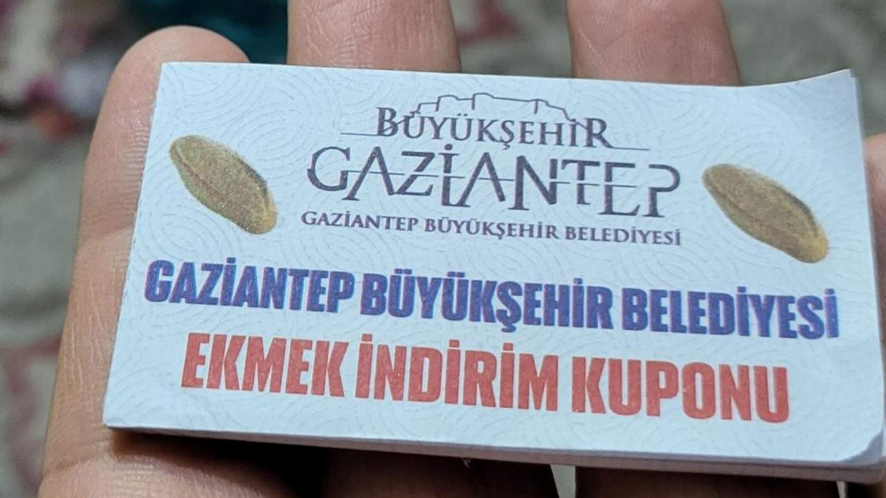 AK Parti'den saç baş yolduran ekmek yardmı