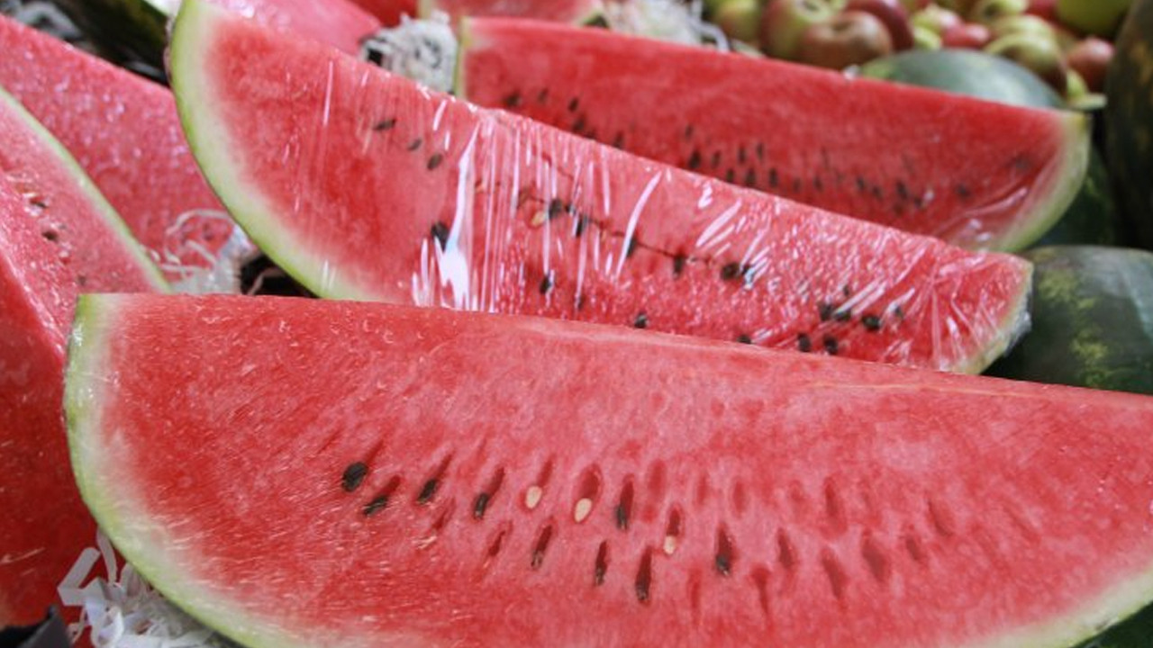 Dilimle karpuz dönemi başladı: Bakın dilimi ne kadar!