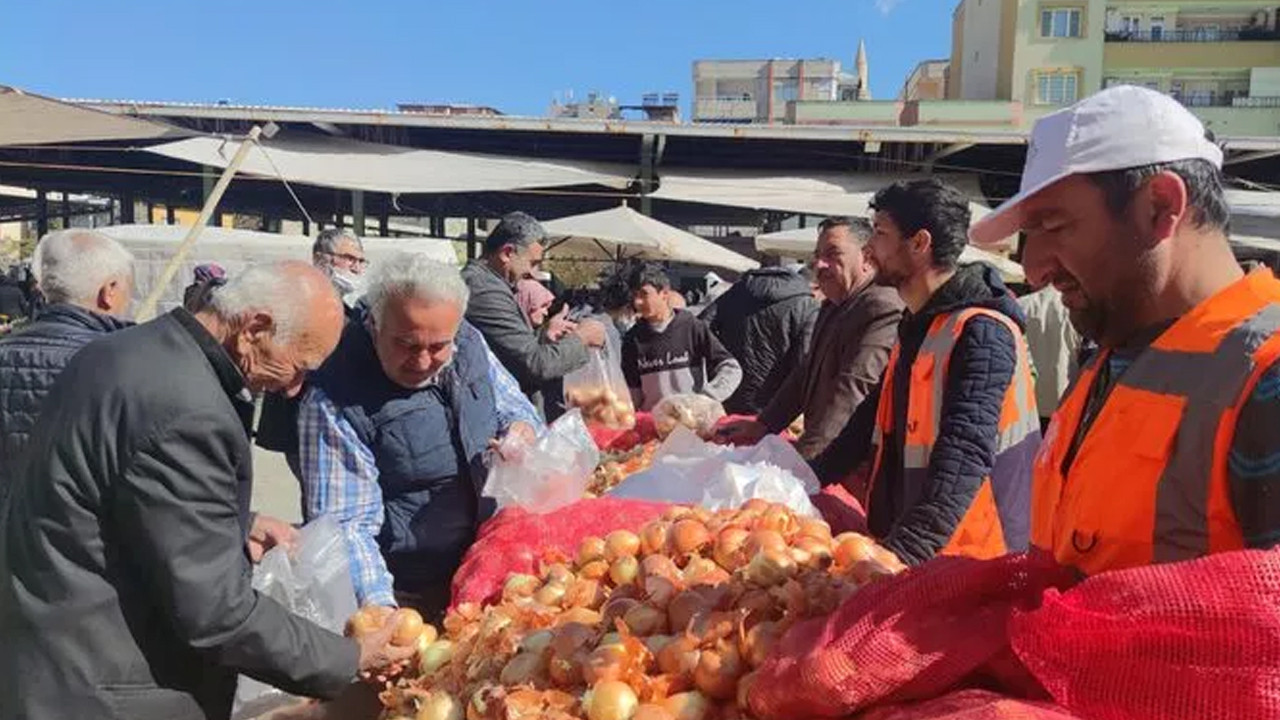 Belediye pazarda tezgah açtı: Ucuz patates ve soğana akın!