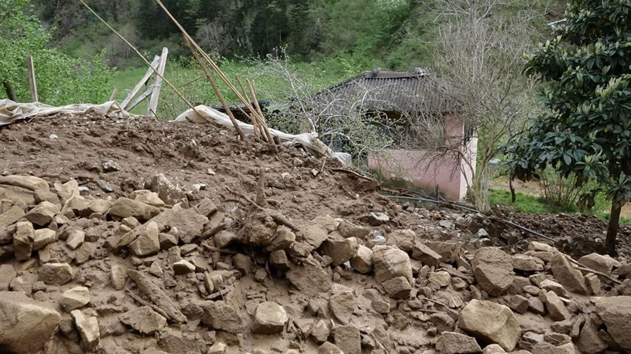 Trabzon'da heyelan yol kapattı